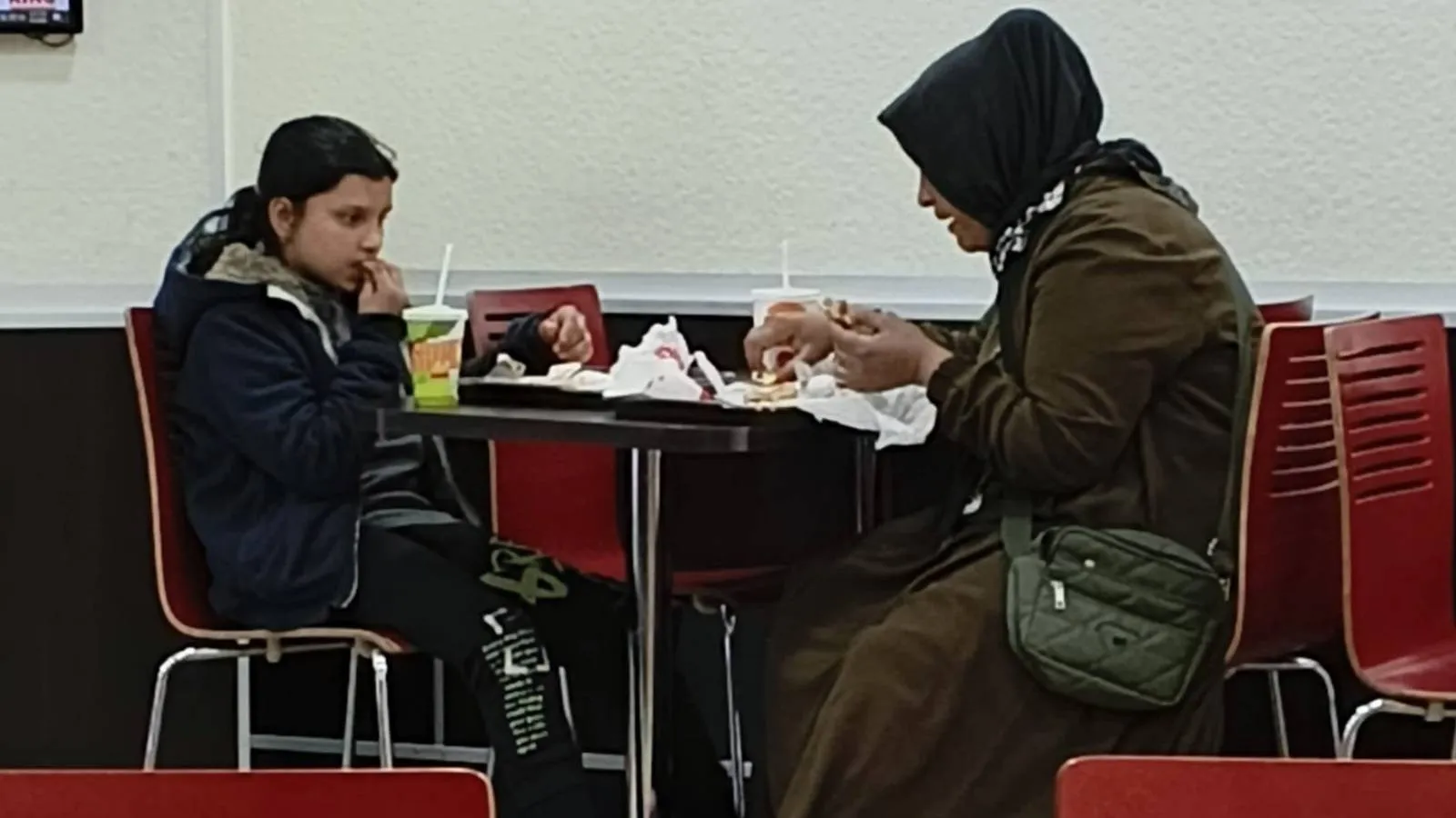 Fakir Göründükleri İçin Restorana Alınmadılar!