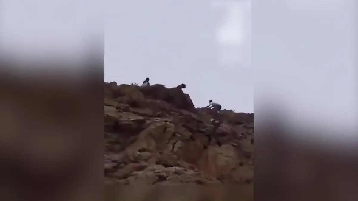 Faslı göçmenler ülkeye geri döndü! Askerden taşlı müdahale 1