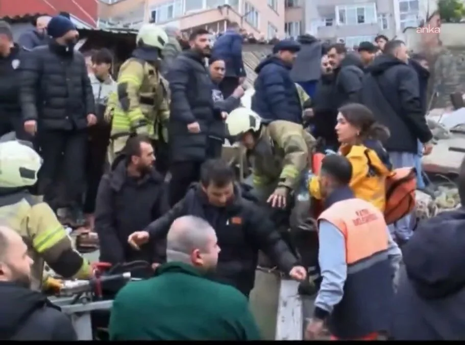 Fatih’te Bina Çöktü, Kurtarma Çalışmaları Devam Ediyor!