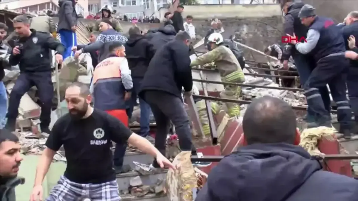 İstanbul Fatih'te iki bina çöktü