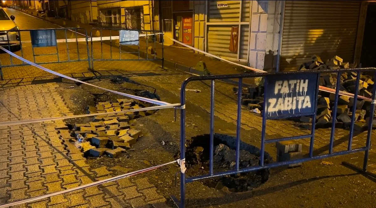 Fatih’te Sağanak Sonrası Çöken Yolda Araçlar Çukura Düştü