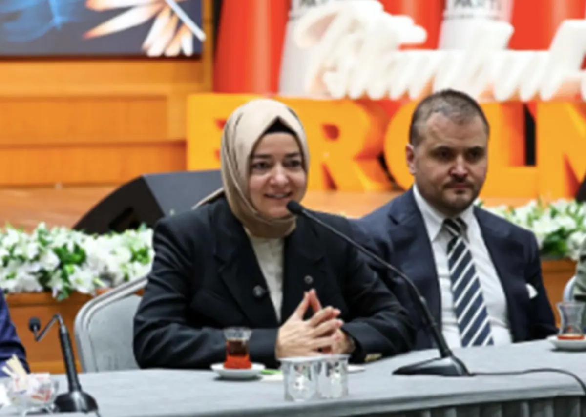 Fatma Betül Sayan Kaya ile Erdin Özel’in AK Parti programındaki görüntüleri gündem oldu: Aynı masada oturmuşlar 2