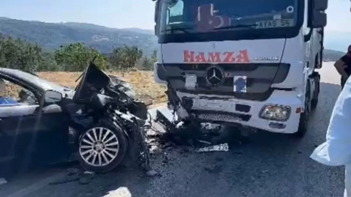 Feci Kaza: Otomobil Kamyona Çarpıştı, 1 Ölü 2 Yaralı