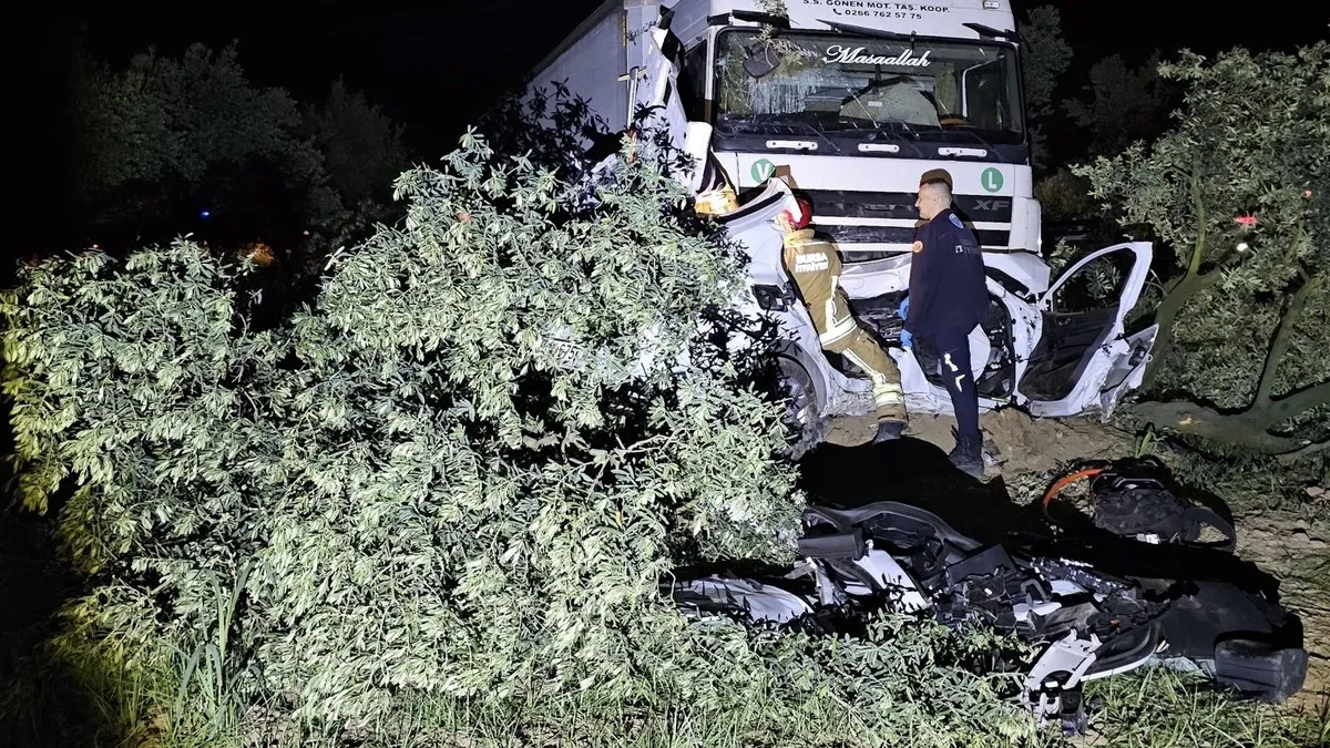 Feci Kaza: Tır, Otomobili Altına Alarak Uçtu!