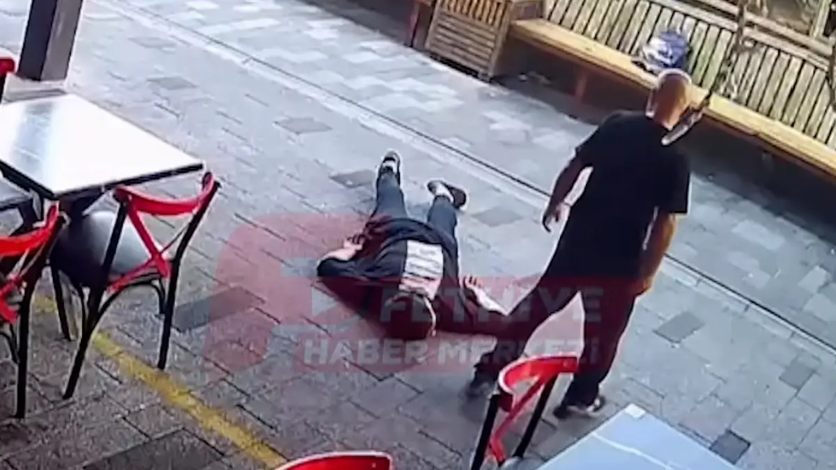 Böylesi görülmedi! Fenalaşarak yere yığılan gencin parasını çaldı 2