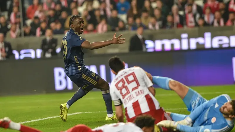 Fenerbahçe, Antalyaspor’da direkten döndü!
