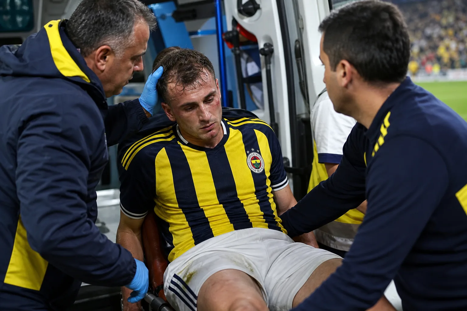 Fenerbahçe’de Kerem Aktürkoğlu Kafa Travması Nedeniyle Hastaneye Kaldırıldı