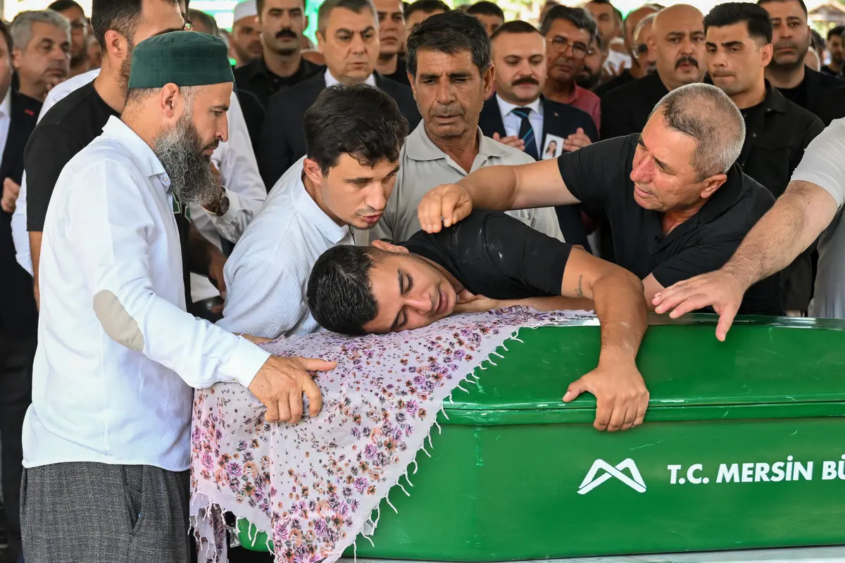 Kahreden görüntüler! Feribot faciasında hayatını kaybedenler gözyaşlarıyla defnedildi: Tek can yeleğini kızına giydirmiş... 8