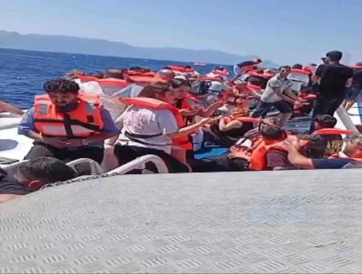 Kahreden görüntüler! Feribot faciasında hayatını kaybedenler gözyaşlarıyla defnedildi: Tek can yeleğini kızına giydirmiş... 11