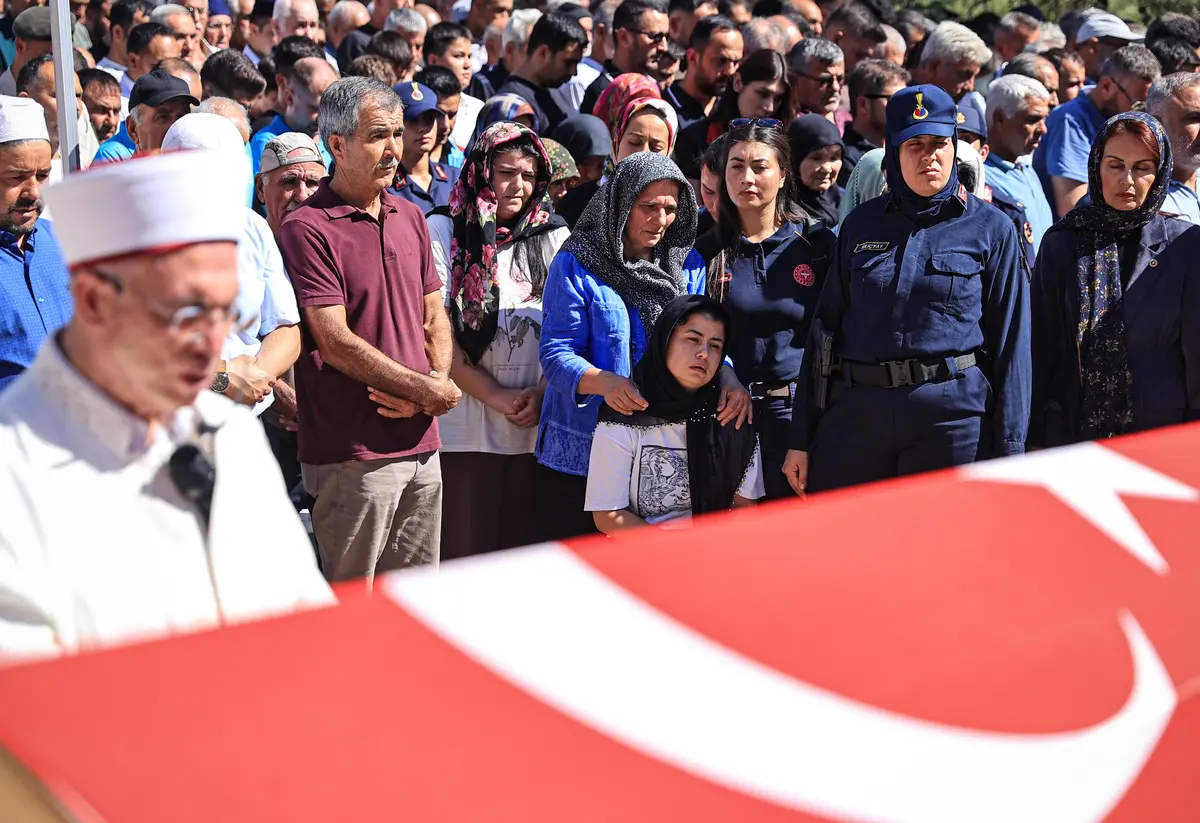 Kahreden görüntüler! Feribot faciasında hayatını kaybedenler gözyaşlarıyla defnedildi: Tek can yeleğini kızına giydirmiş... 2