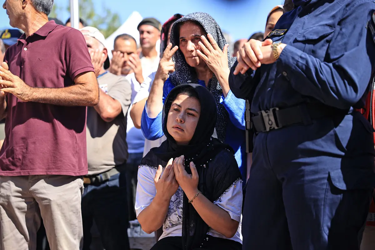 Kahreden görüntüler! Feribot faciasında hayatını kaybedenler gözyaşlarıyla defnedildi: Tek can yeleğini kızına giydirmiş... 3