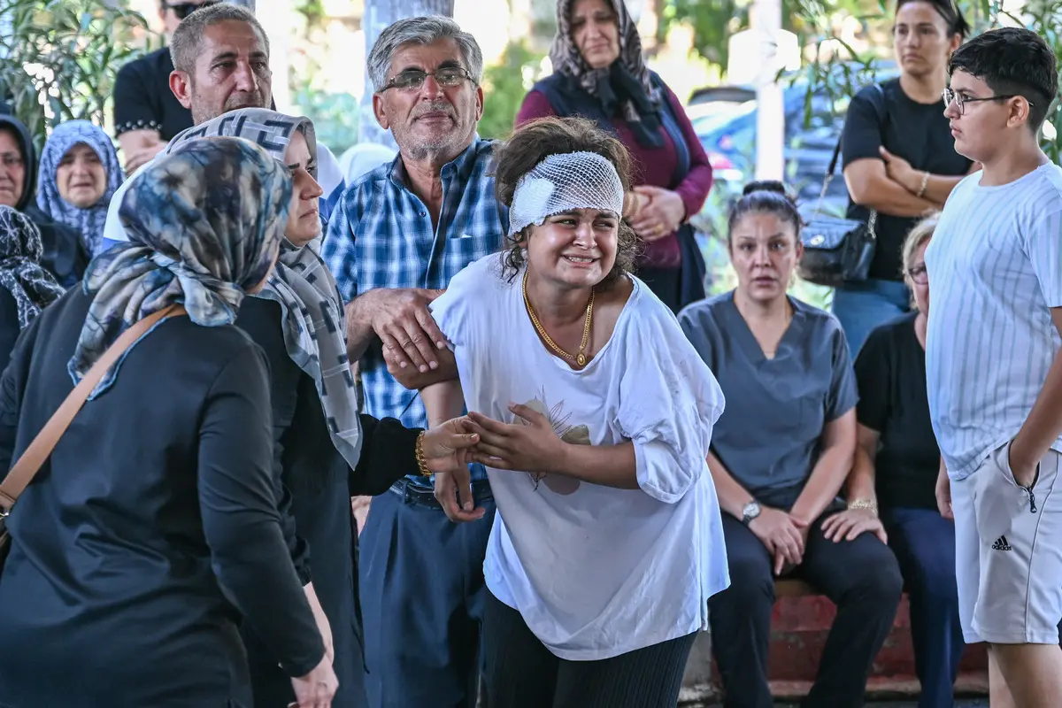 Kahreden görüntüler! Feribot faciasında hayatını kaybedenler gözyaşlarıyla defnedildi: Tek can yeleğini kızına giydirmiş... 7