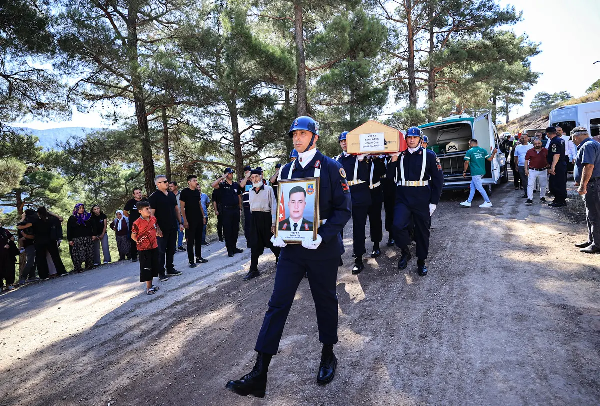 Kahreden görüntüler! Feribot faciasında hayatını kaybedenler gözyaşlarıyla defnedildi: Tek can yeleğini kızına giydirmiş... 9