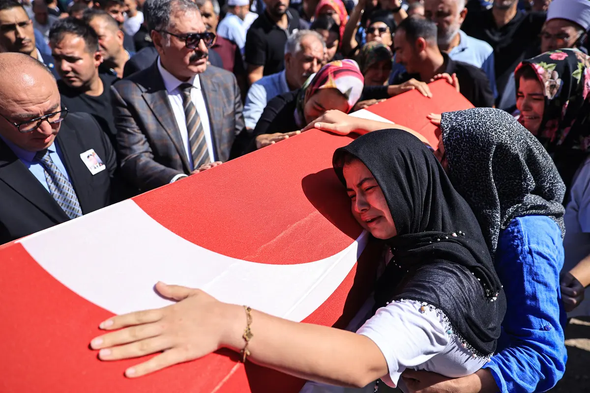 Kahreden görüntüler! Feribot faciasında hayatını kaybedenler gözyaşlarıyla defnedildi: Tek can yeleğini kızına giydirmiş... 10