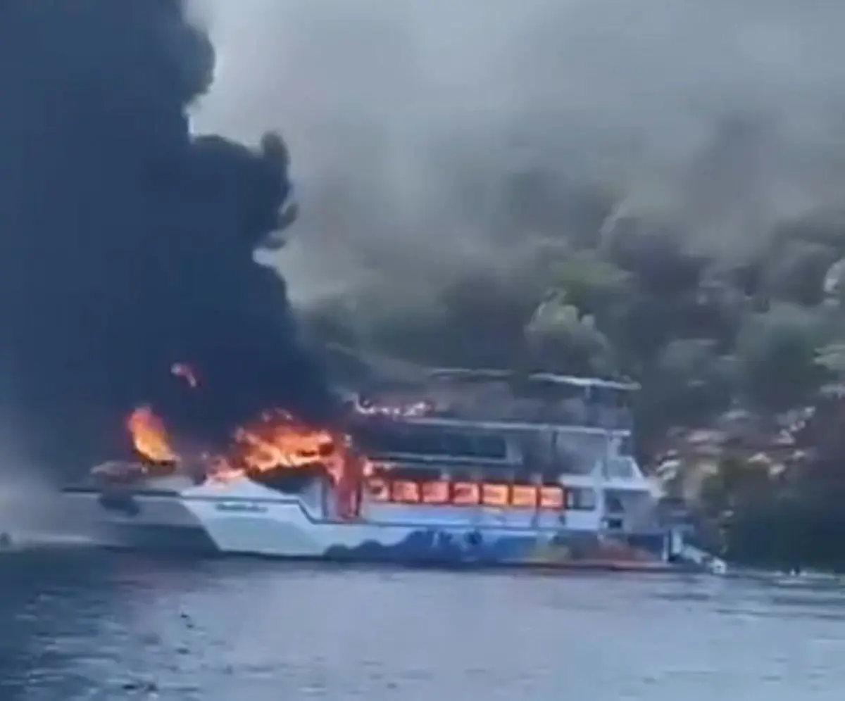 Gezi teknesinde yangın! 115 yolcu suya atladı 3