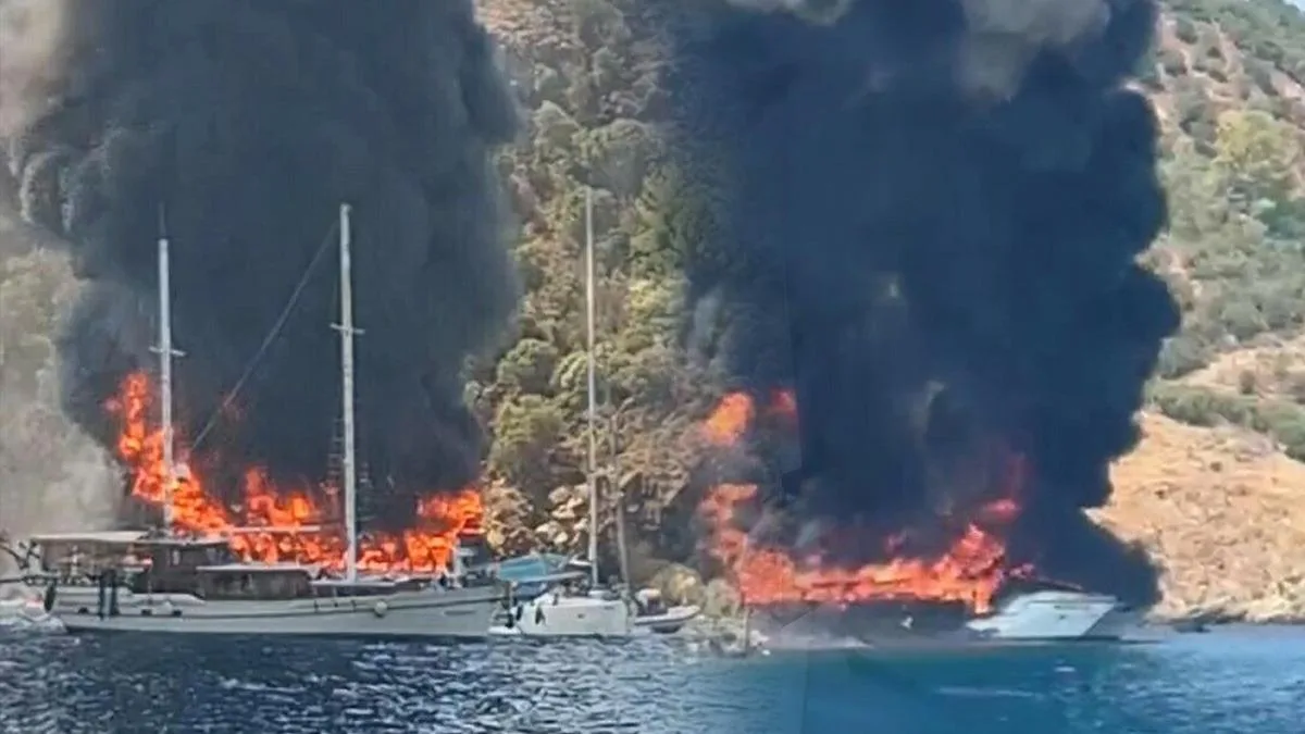 Fethiye’de Gezi Teknesinde Yangın: 115 Kişi Suya Atladı!