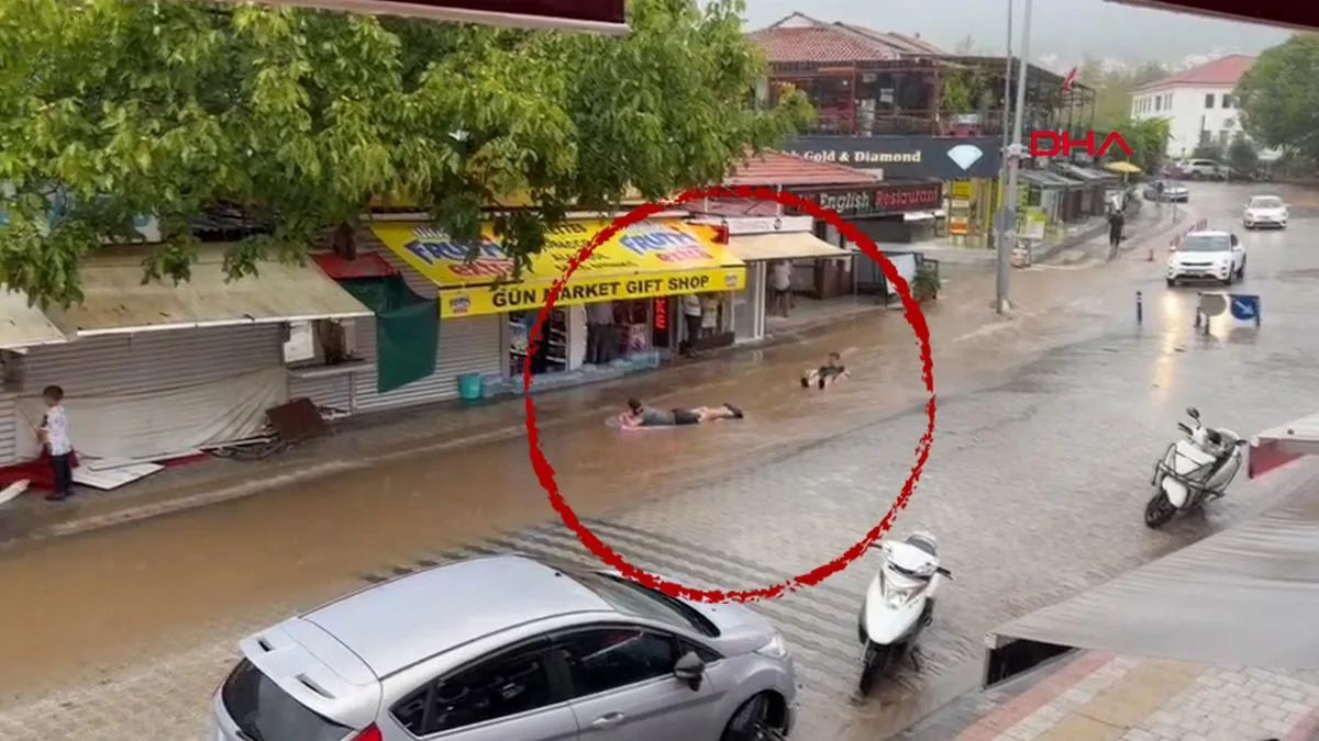 Fethiye’de Sel Suları Eğlenceye Dönüştü!