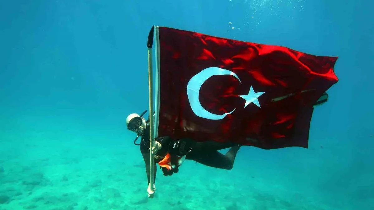 Fethiye’de Su Altında 19 Mayıs Coşkusu!