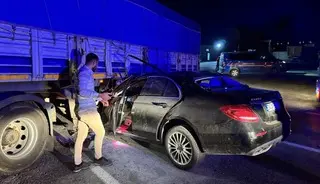 Otomobil istasyondan çıkan tıra çarptı: 1’i ağır 2 yaralı