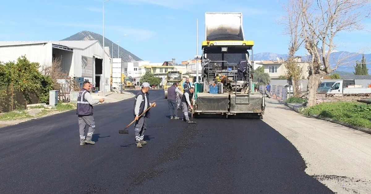Finike’nin Ana Arterleri Sıcak Asfaltla Yenileniyor!