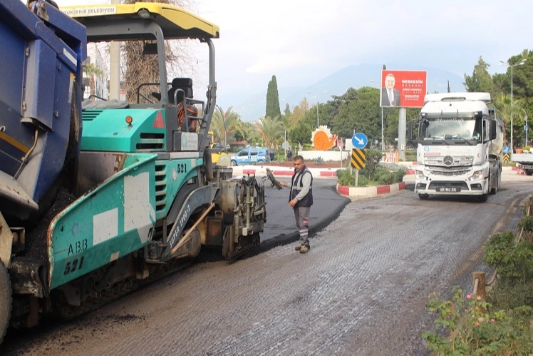 Finike’ye Asfalt Desteği, Başkan Geyikçi Teşekkür Etti