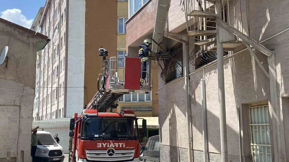 Fırın Bacasında Yangın: Esnaf İlk Müdahaleyi Yaptı