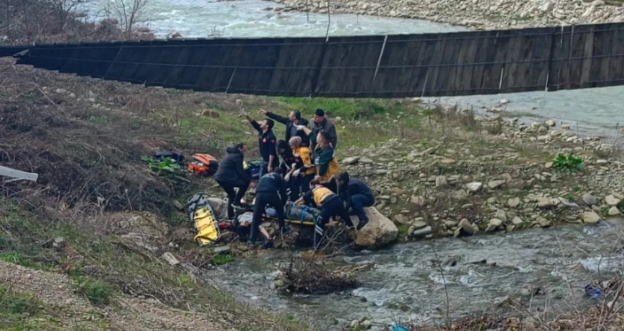 Fırtına Asma Köprüyü Devrip İki Kişiyi Suya Attı!