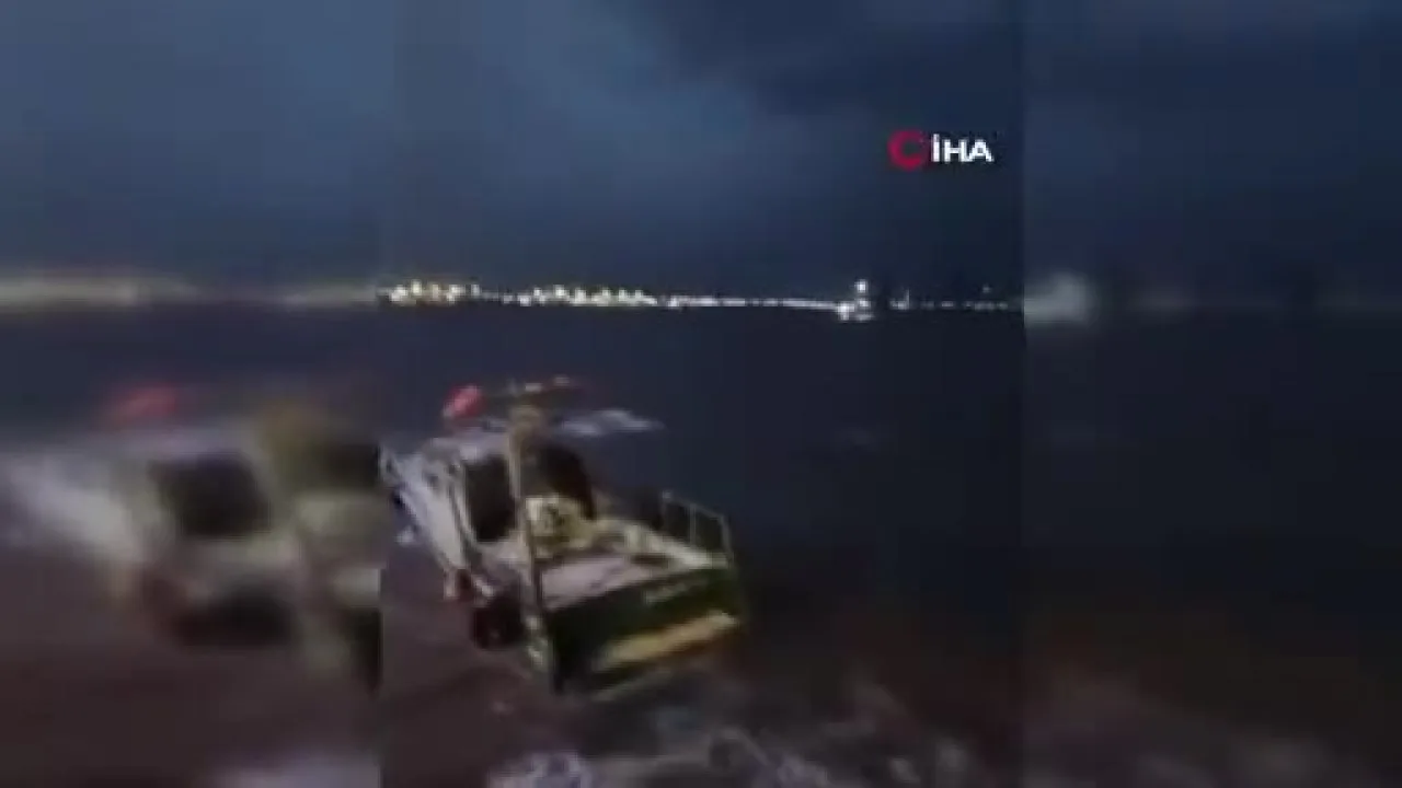 Dalgalarla savrulan balıkçı teknesinin kurtarılma anları ortaya çıktı