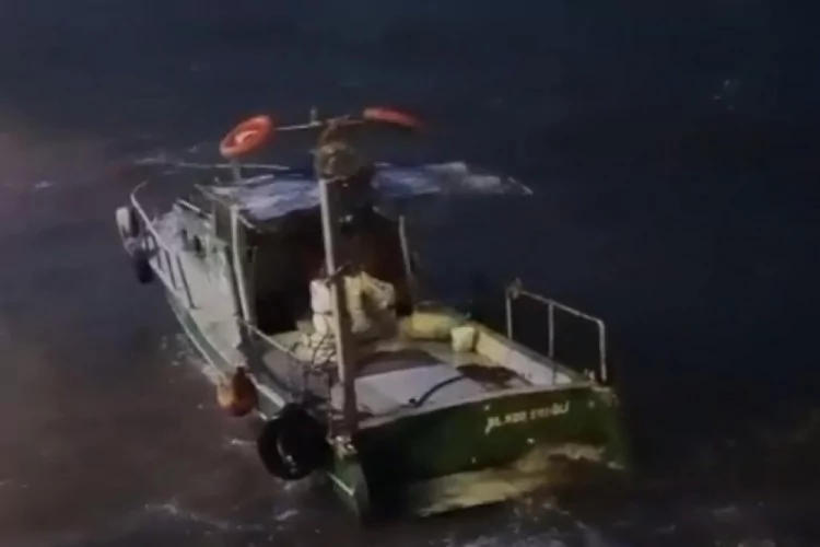 Fırtınada Savrulan Teknenin Kurtuluş Anları!