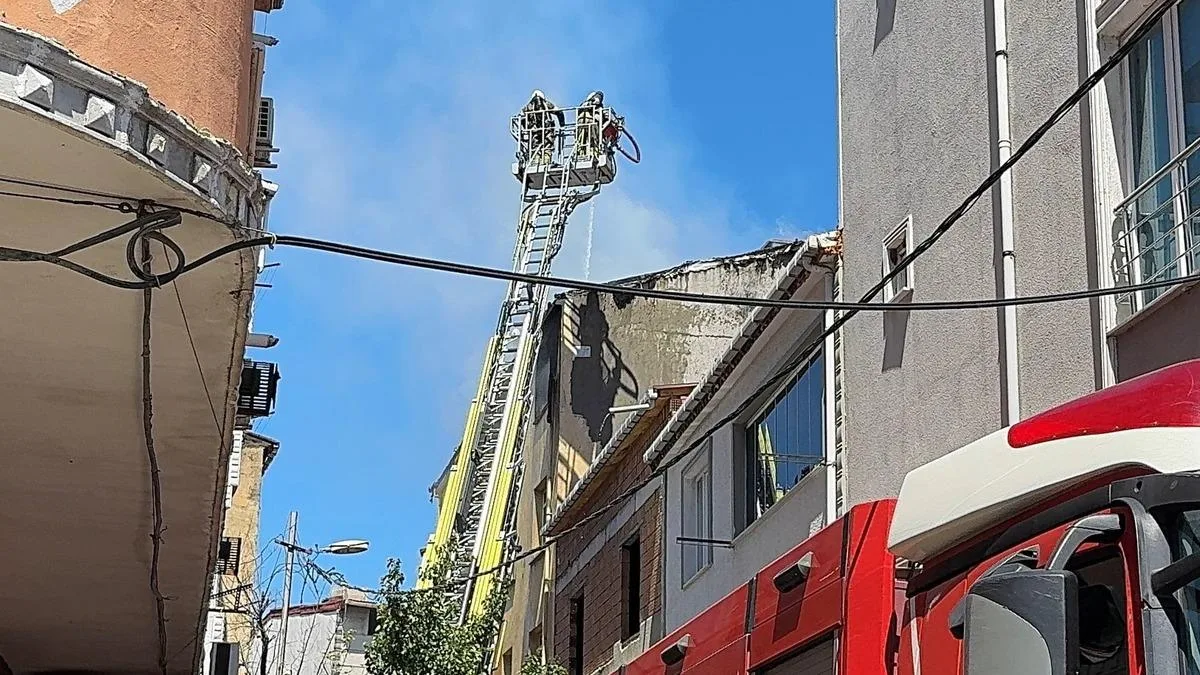 Firuzköy’de Çatı Katında Yangın Panik Yarattı!