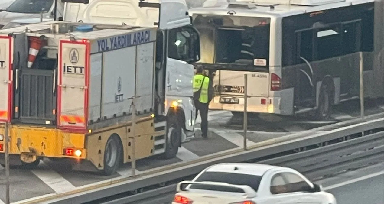 Florya’da Metrobüste Yangın: Yolcular Tahliye Edildi