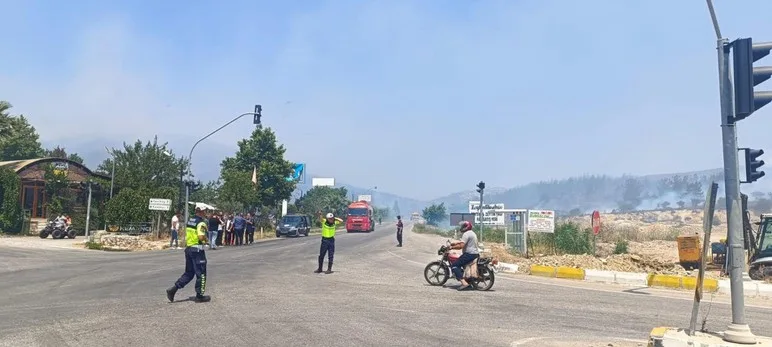 Foça'da ormanlık alanda çıkan yangın kontrol altında - Resim : 2
