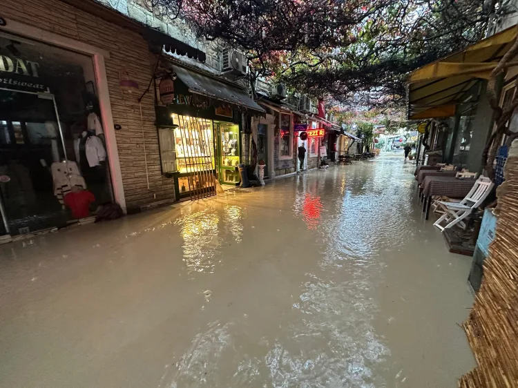 Foça’da Sel Felaketi: Yaralar Sarılmaya Başlandı