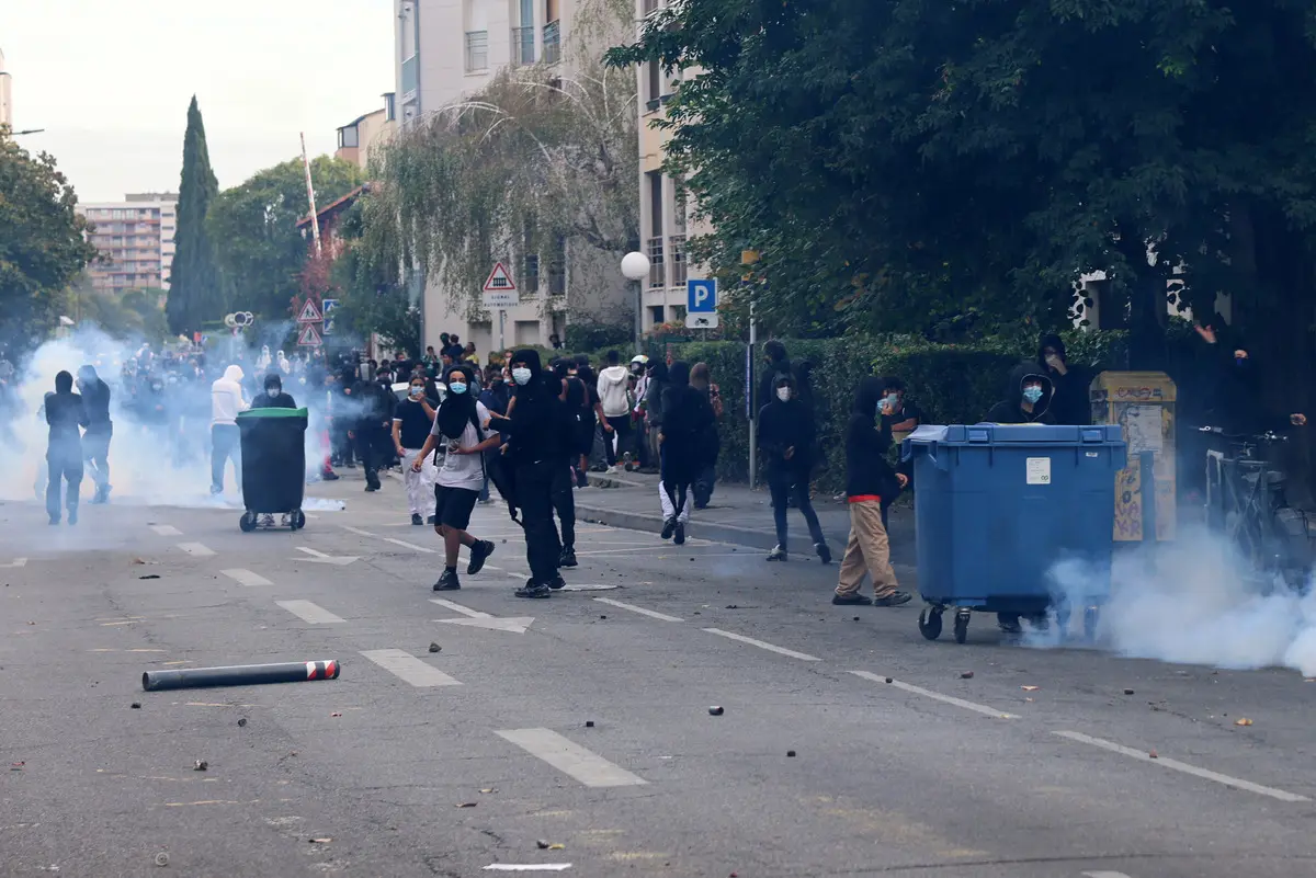 Fransa sokaklarından görüntüler kabus gibi! Liseli öğrenci 'polis beni boğmaya çalıştı' deyip cinayetle suçladı