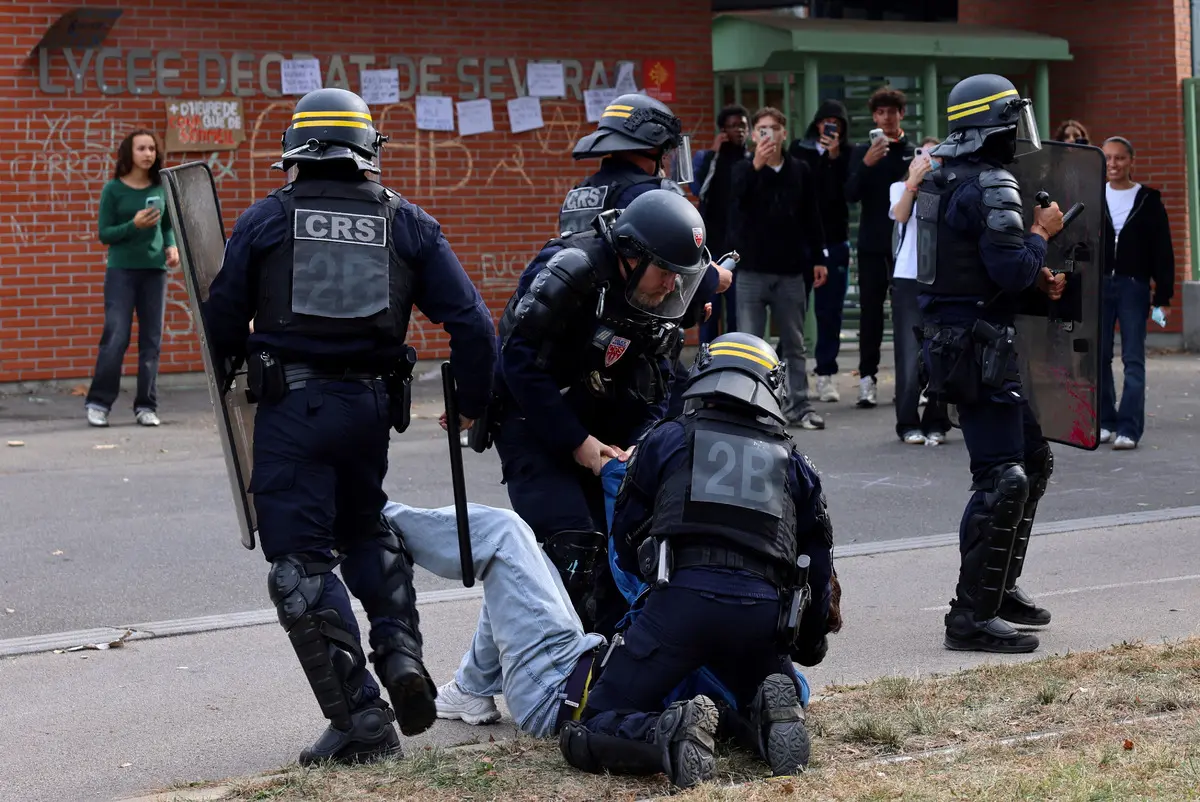 Fransa sokaklarından görüntüler kabus gibi! Liseli öğrenci 'polis beni boğmaya çalıştı' deyip cinayetle suçladı