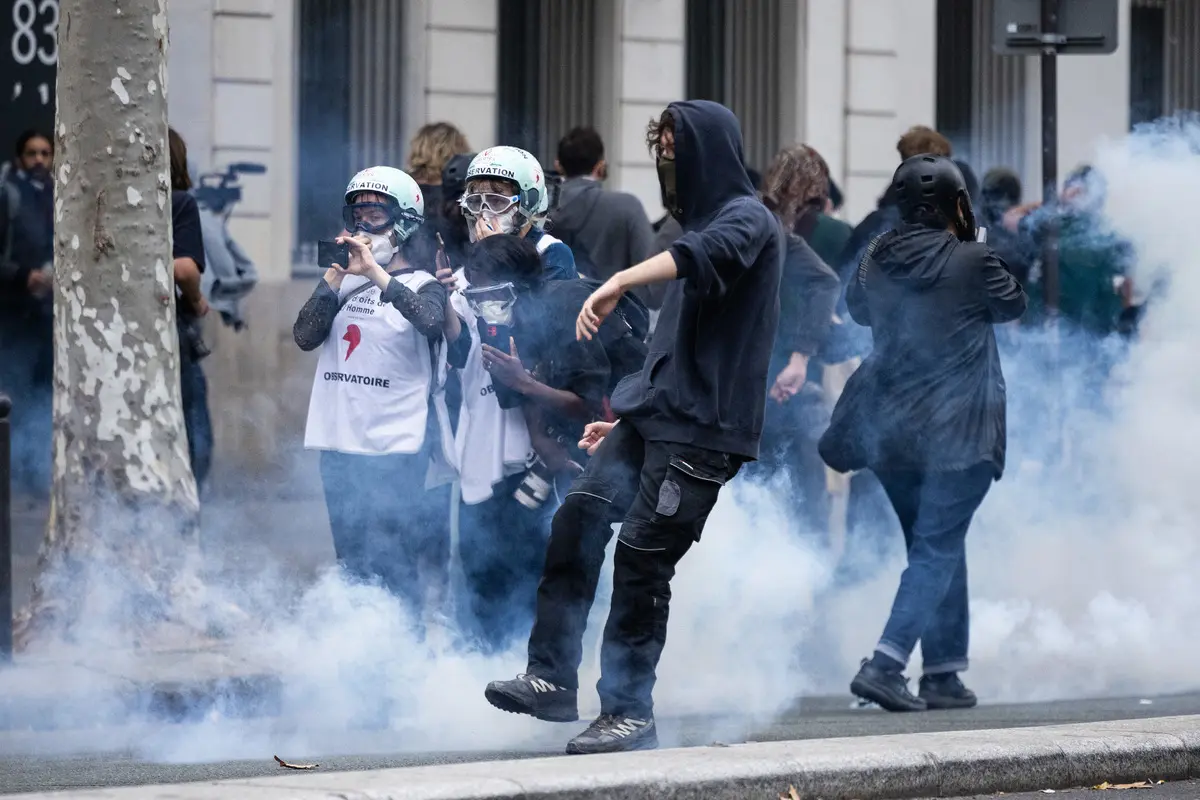 Sarı Yelekliler yeniden sokaklarda! Paris savaş alanına döndü: Çok sayıda gözaltı var 5