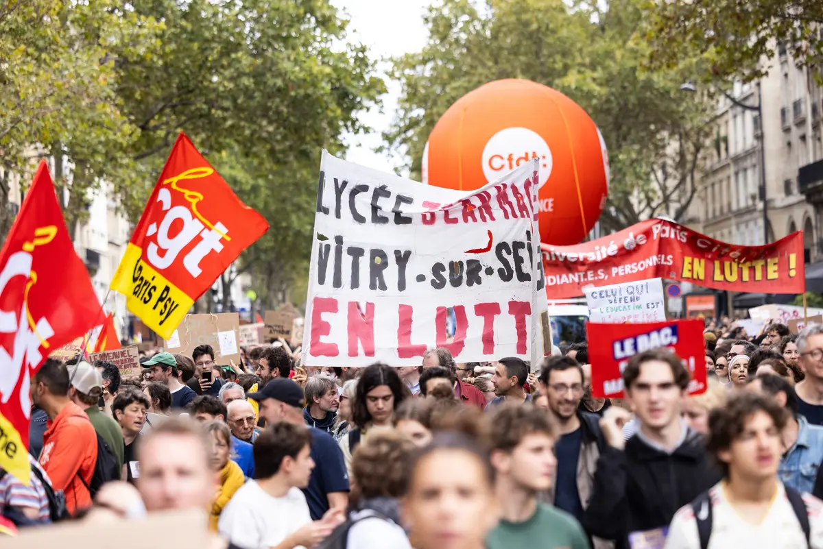 Sarı Yelekliler yeniden sokaklarda! Paris savaş alanına döndü: Çok sayıda gözaltı var 4