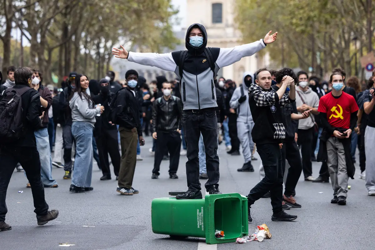 Sarı Yelekliler yeniden sokaklarda! Paris savaş alanına döndü: Çok sayıda gözaltı var 6