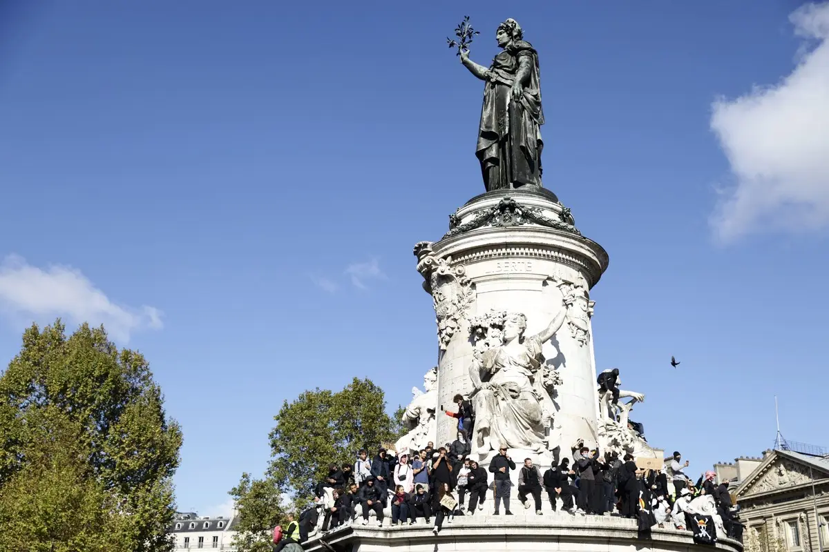 Sarı Yelekliler yeniden sokaklarda! Paris savaş alanına döndü: Çok sayıda gözaltı var 9