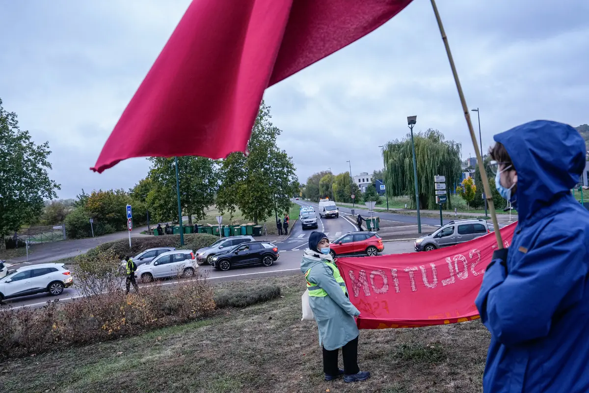 Sarı Yelekliler yeniden sokaklarda! Paris savaş alanına döndü: Çok sayıda gözaltı var 8