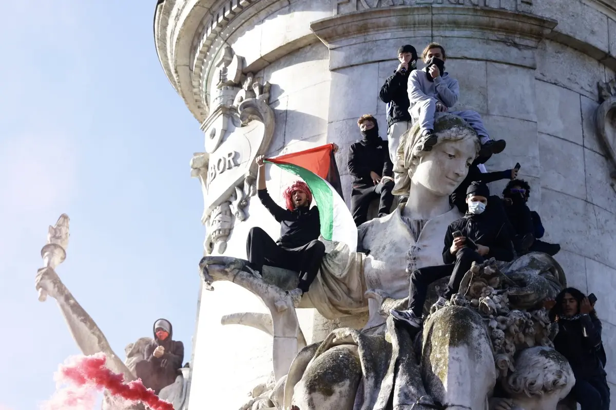 Sarı Yelekliler yeniden sokaklarda! Paris savaş alanına döndü: Çok sayıda gözaltı var 3
