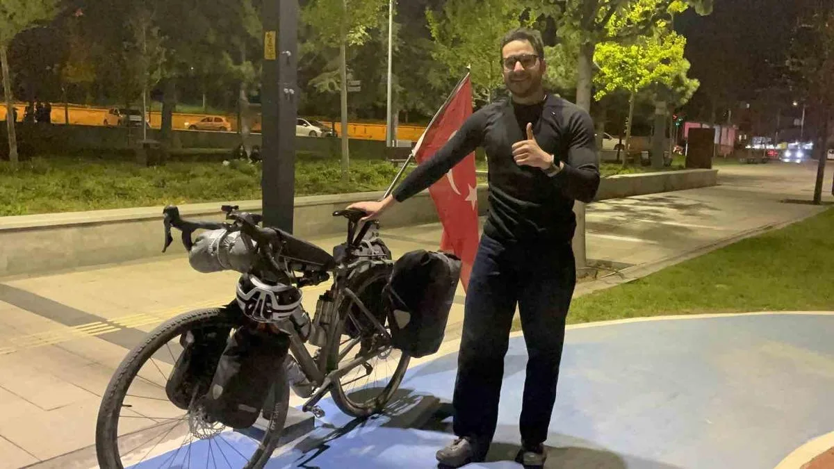 Fransız Turist Türk Bayrağı ile Karaman’ı Geziyor