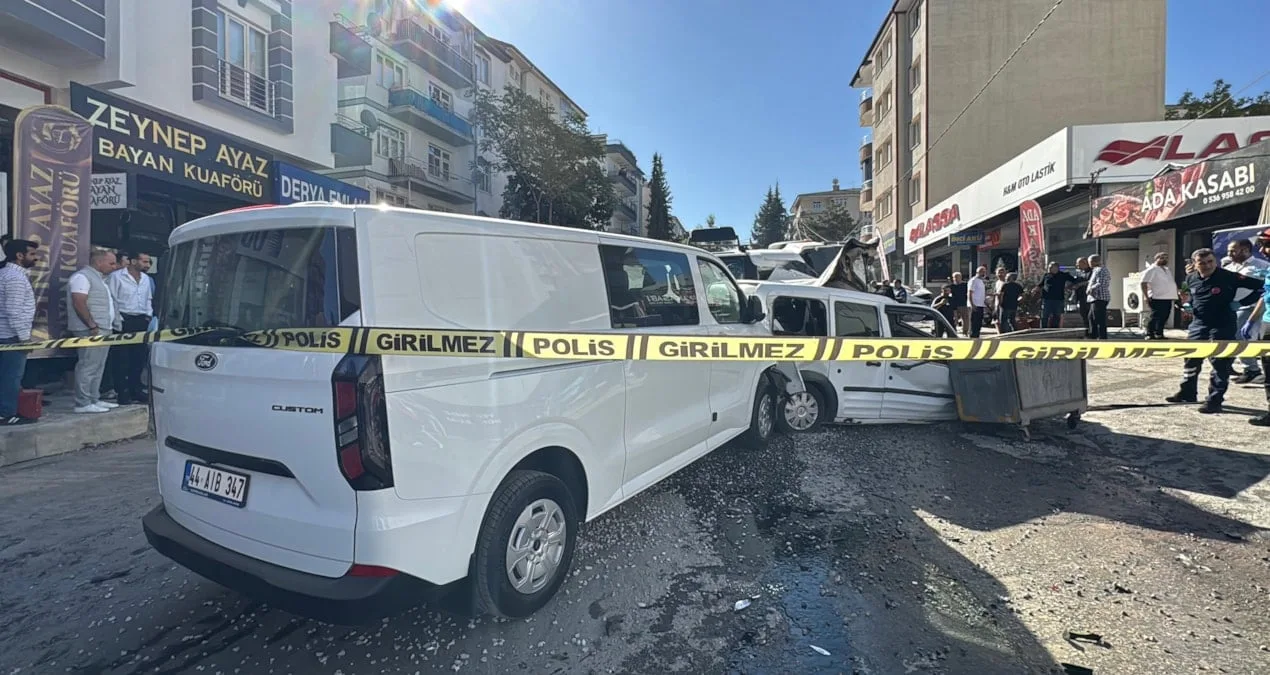 Freni Arızalanan Kamyon 15 Araca Çarptı!