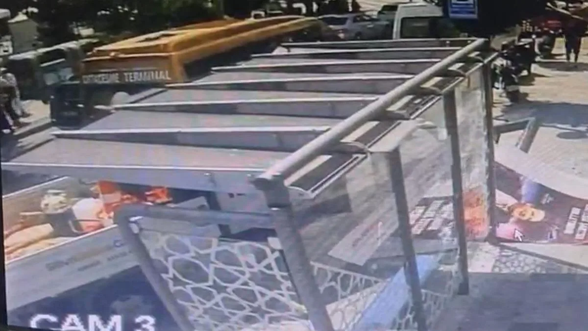 Freni Boşalan Kamyonet Minibüs Durağına Daldı!