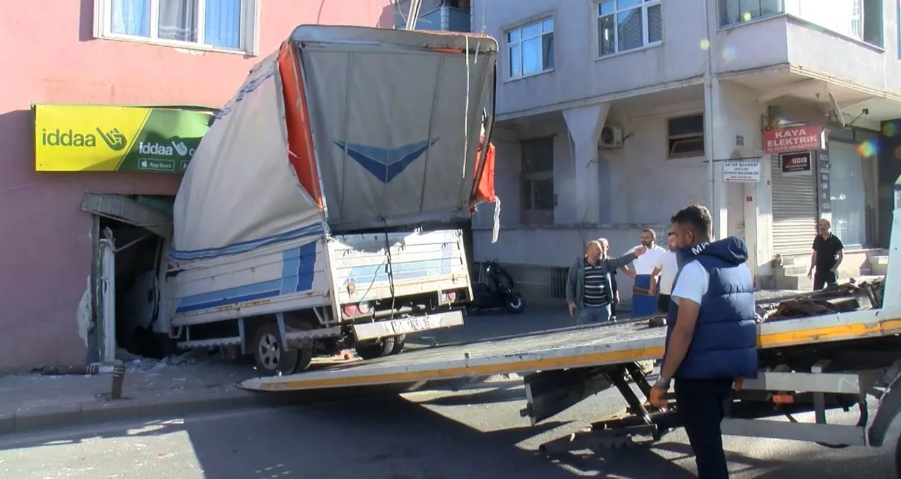 Freni Tutmayan Kamyonet İş Yerine Çarptı!