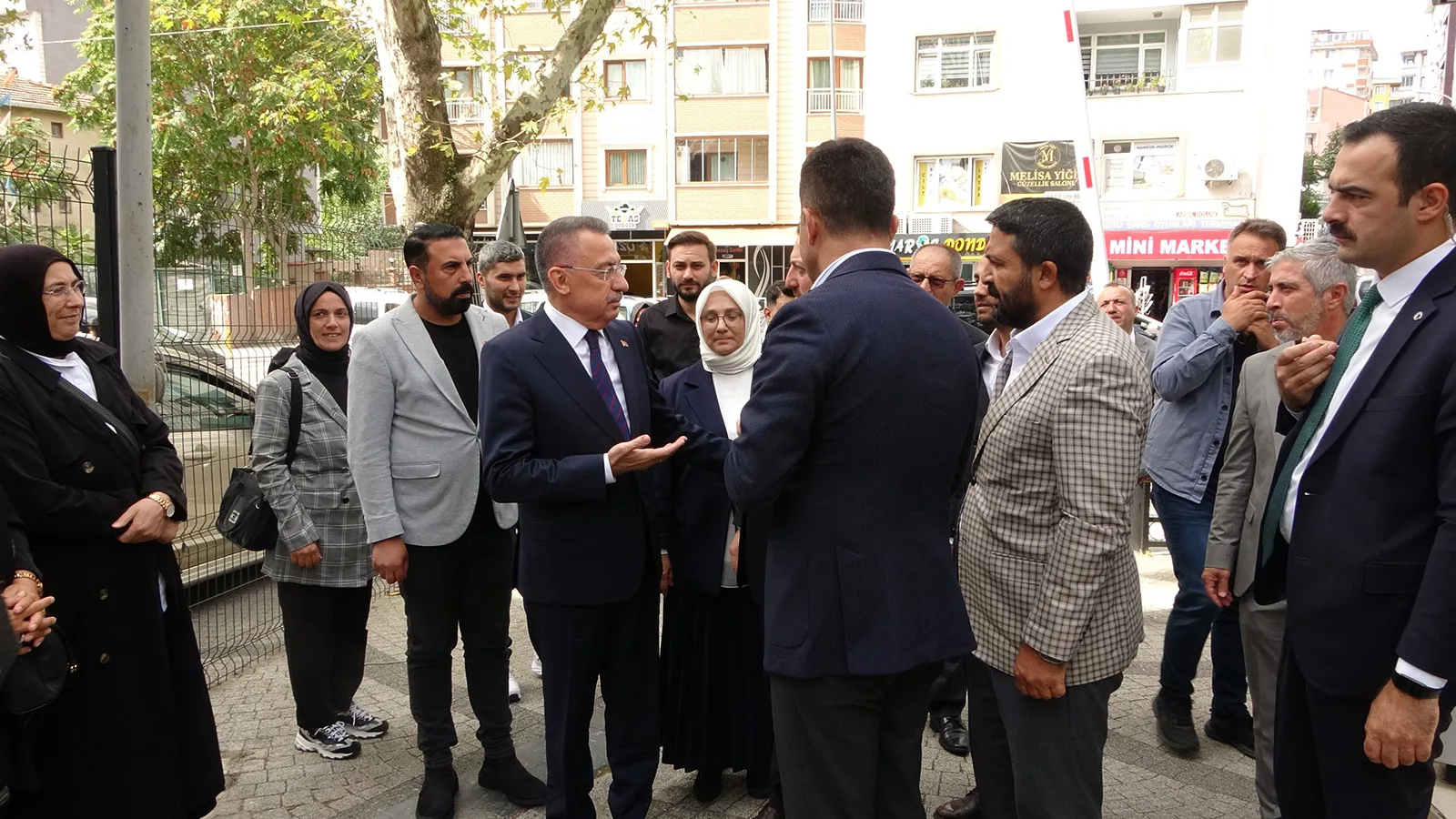 Fuat Oktay, Sancaktepe’de Esnaf ve Şehit Ailesini Ziyaret Etti