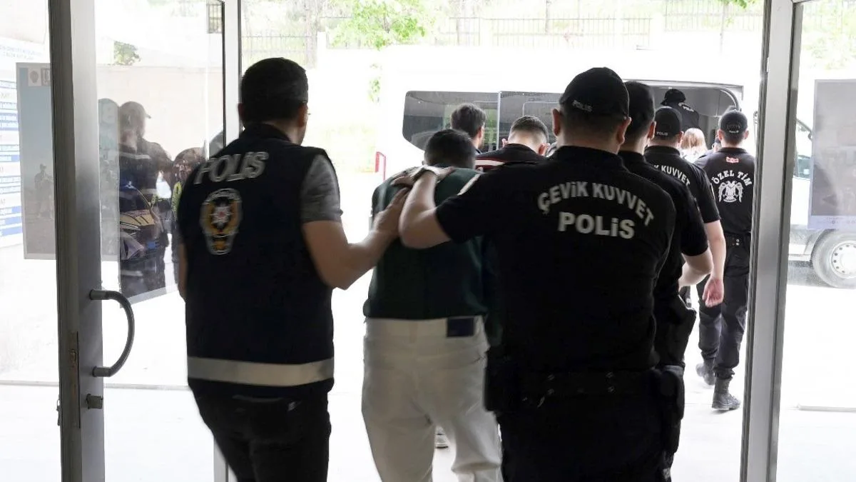 Fuhuş Operasyonunda Silah ve Nakit Ele Geçirildi!