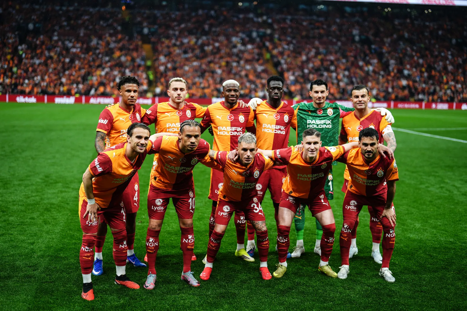 <p><span style="mso-ansi-language: EN-GB;">Ahmet Çakar: Ölüp ölüp dirilmek bu olsa gerek. G.Saray kötü oynadı, üretemedi ama dün gece şampiyon oldu. Hele hele ilk yarıya baktığımızda topla oynama üstünlüğü G.Saray'da ama üretim sıfır. Üstelik devre biterken de Antalyaspor bir kere geldi, golü buldu. İkinci yarı baskı, istek var ama son paslar ve ortalar hep yanlış yerlere. Osimhen sadece bir golcü değil aynı zamanda büyük bir ateşleyici. Sürekli hem rakibini hem kendi arkadaşlarını baskı altında tuttu ve G.Saray beraberliği buldu. Artık herhalde rahat kazanır dediğimiz dakikalarda Antalyaspor frikikten harika bir golle yine öne geçti. O dakikalarda F.Bahçe, Konya'da farklı öndeydi, tüm futbol kamuoyu 'neler oluyor' derken penaltı geldi. Osimhen skoru dengeledi ama beraberlik bile Galatasaray'a tur attırmayacaktı ve bitime dakikalar kala Antalya, Osimhen'in savunmaya çarpıp ağları bulan vuruşundan yediği golle küme düşme potasına girdi. (Sabah)</span></p>