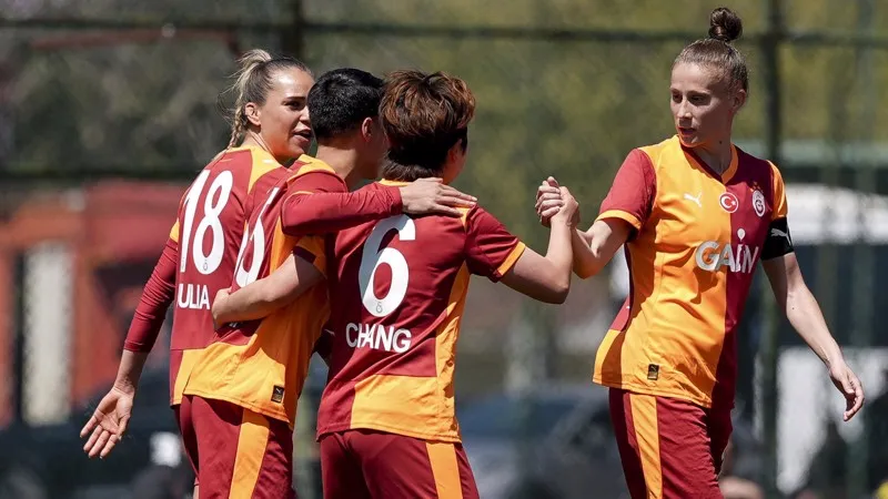 Galatasaray, Fenerbahçe’yi Devirerek Tarih Yazdı!