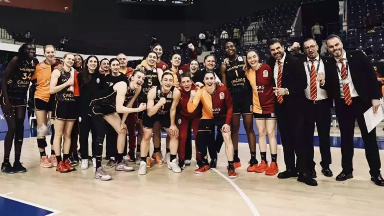 Galatasaray, Finale Yükseldi! Emlak Konut’u Geçti